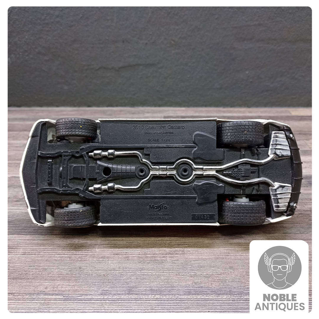 Chevrolet Camaro SS White 2010 RS ART 1:24 Scale