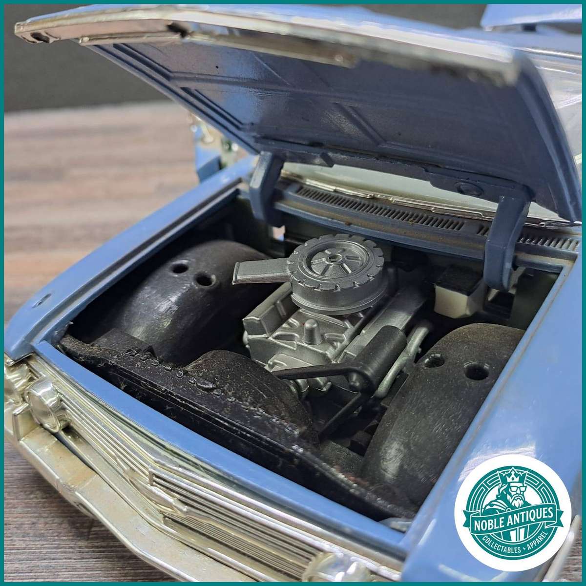 Large Die Cast 1:18 scale diecast model of a 1960 Chevrolet Impala Convertible Front Wheels Missing