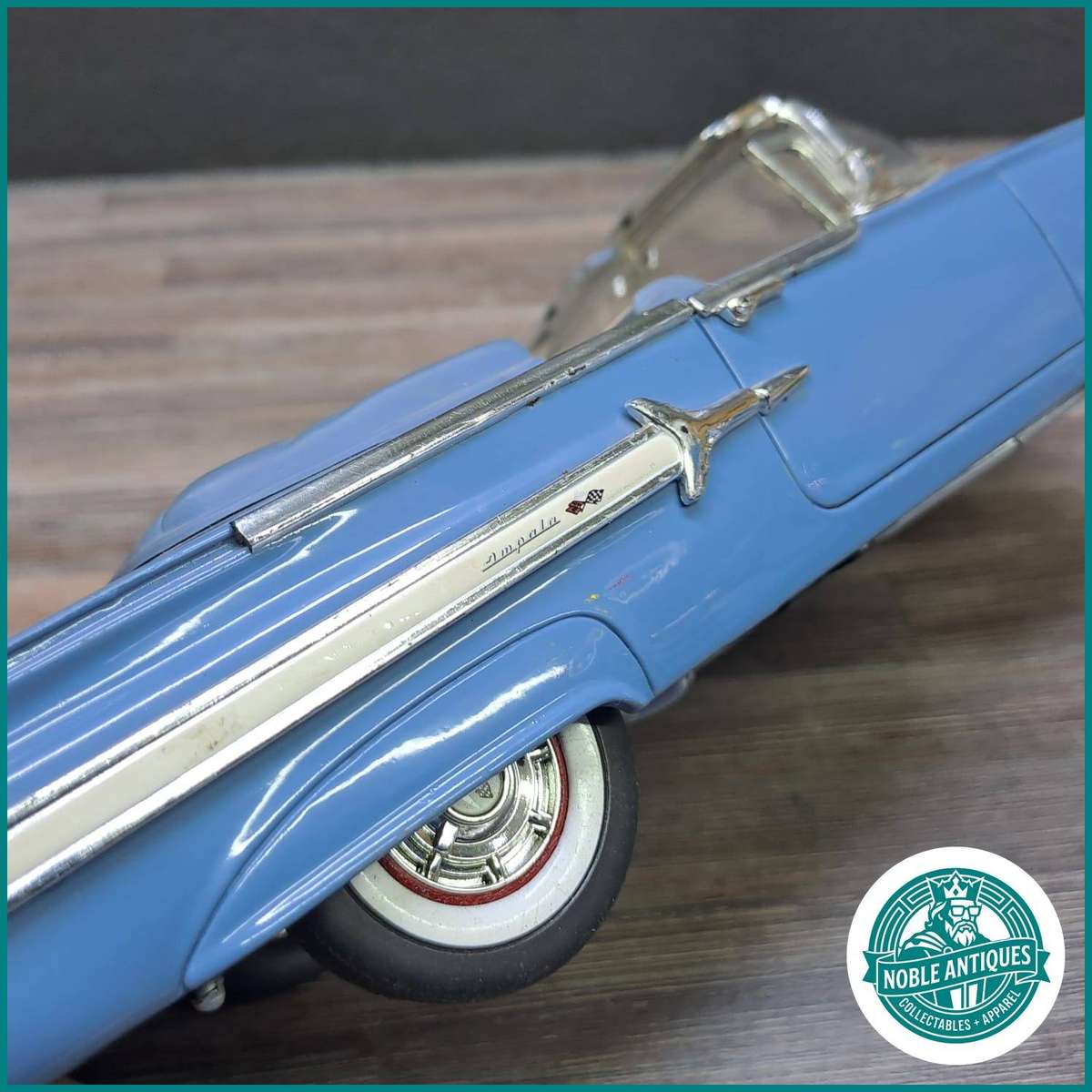 Large Die Cast 1:18 scale diecast model of a 1960 Chevrolet Impala Convertible Front Wheels Missing