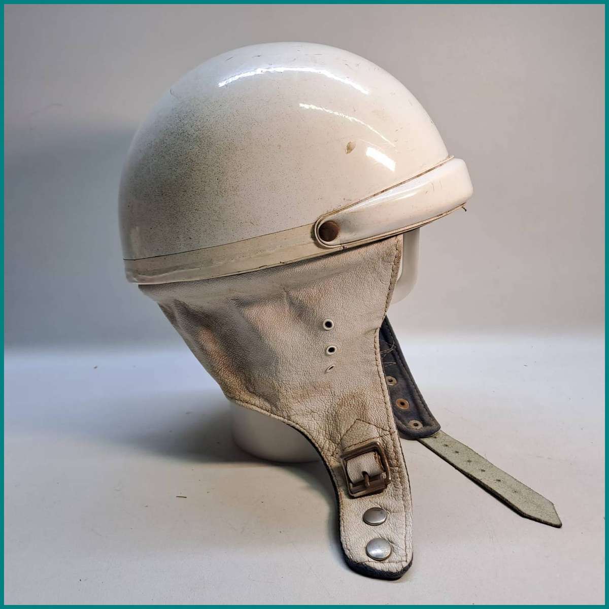 Vintage white bowl-style open-face helmet for Vespa and scooter riding