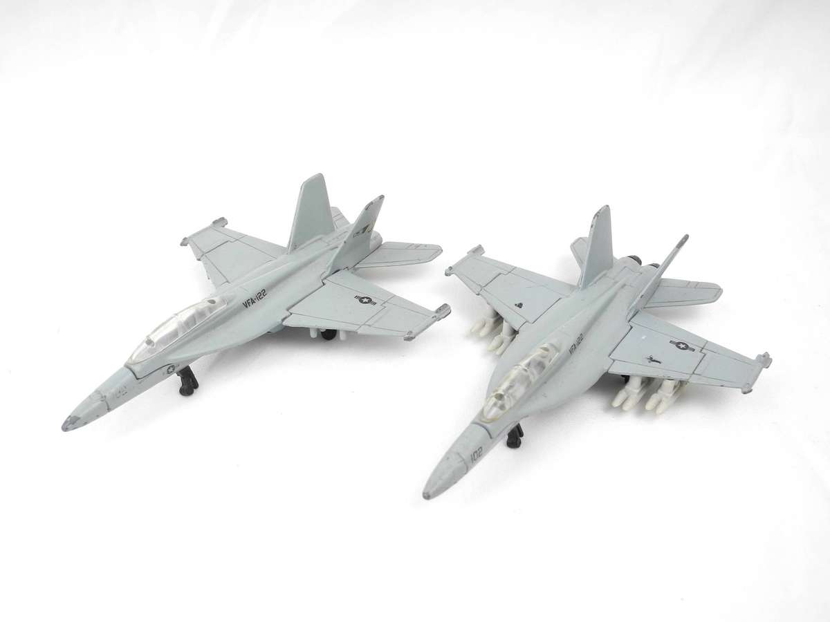 Maisto F/A-18E Super Hornet Diecast U.S. Navy Fighter Jets (Pair)