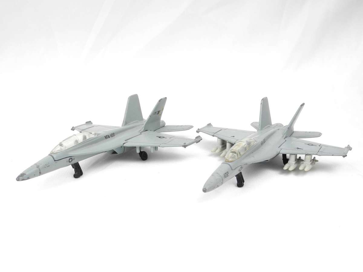 Maisto F/A-18E Super Hornet Diecast U.S. Navy Fighter Jets (Pair)