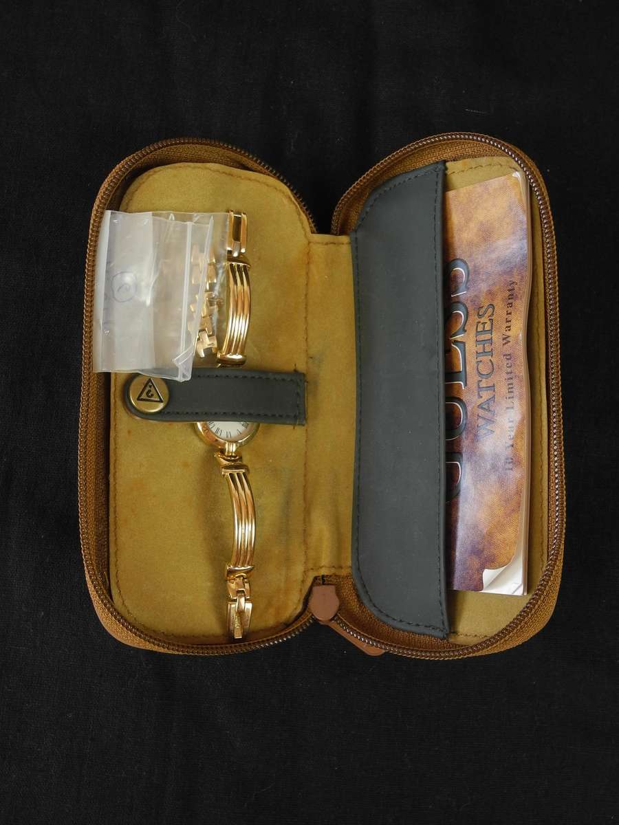 Vintage Guess Gold Tone Round Face Bracelet Band Watch