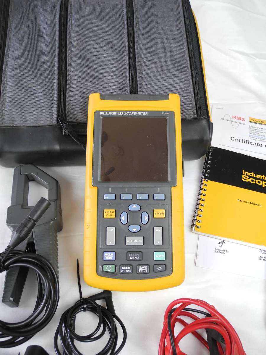 Fluke 123 Industrial ScopeMeter with Accessories & Calibration Certificate