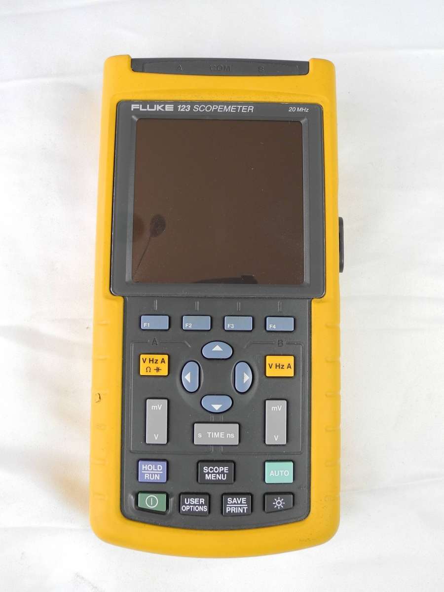Fluke 123 Industrial ScopeMeter with Accessories & Calibration Certificate