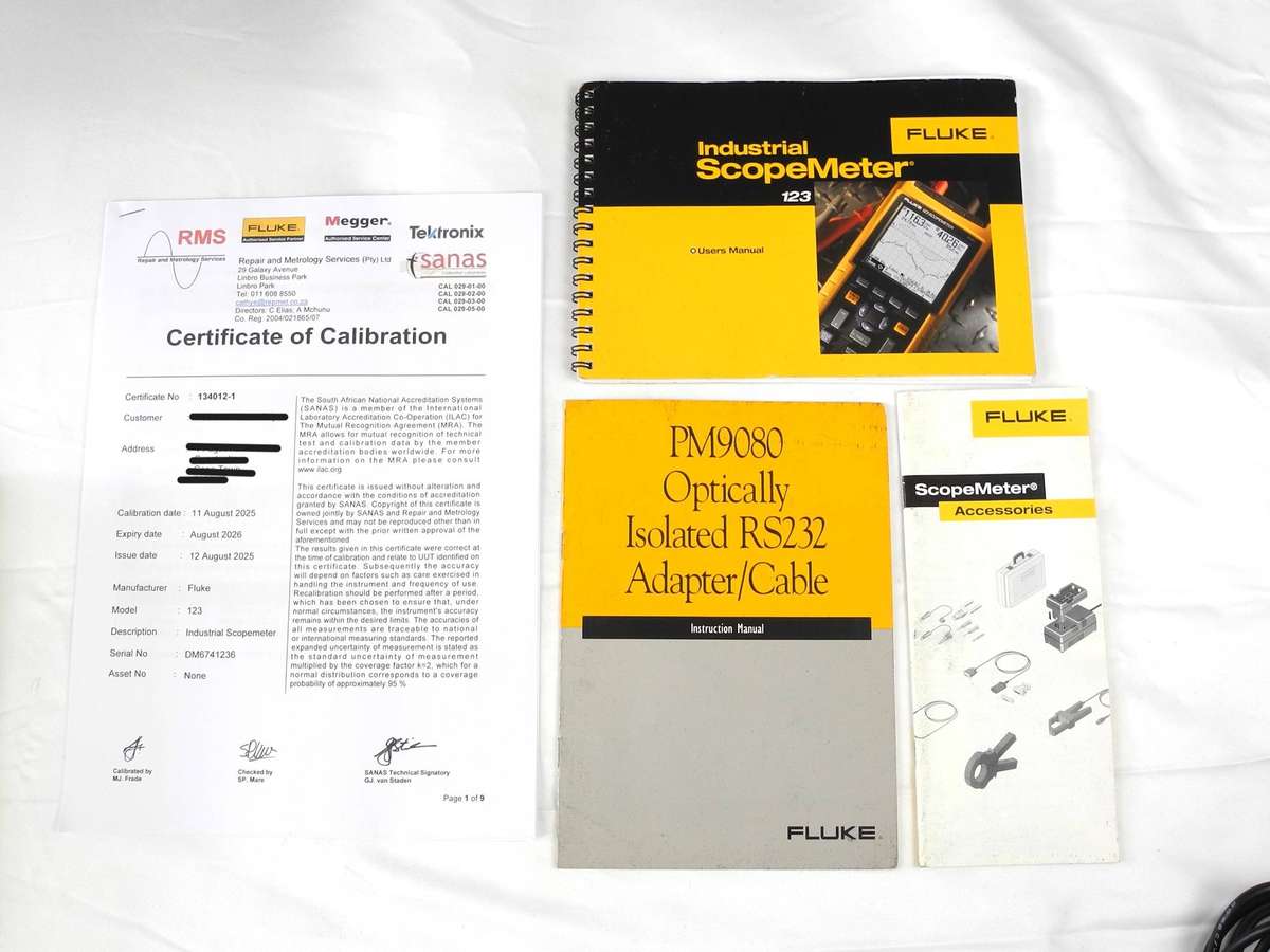 Fluke 123 Industrial ScopeMeter with Accessories & Calibration Certificate