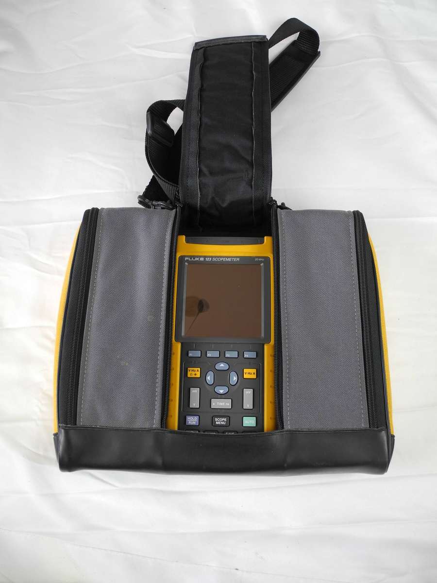 Fluke 123 Industrial ScopeMeter with Accessories & Calibration Certificate