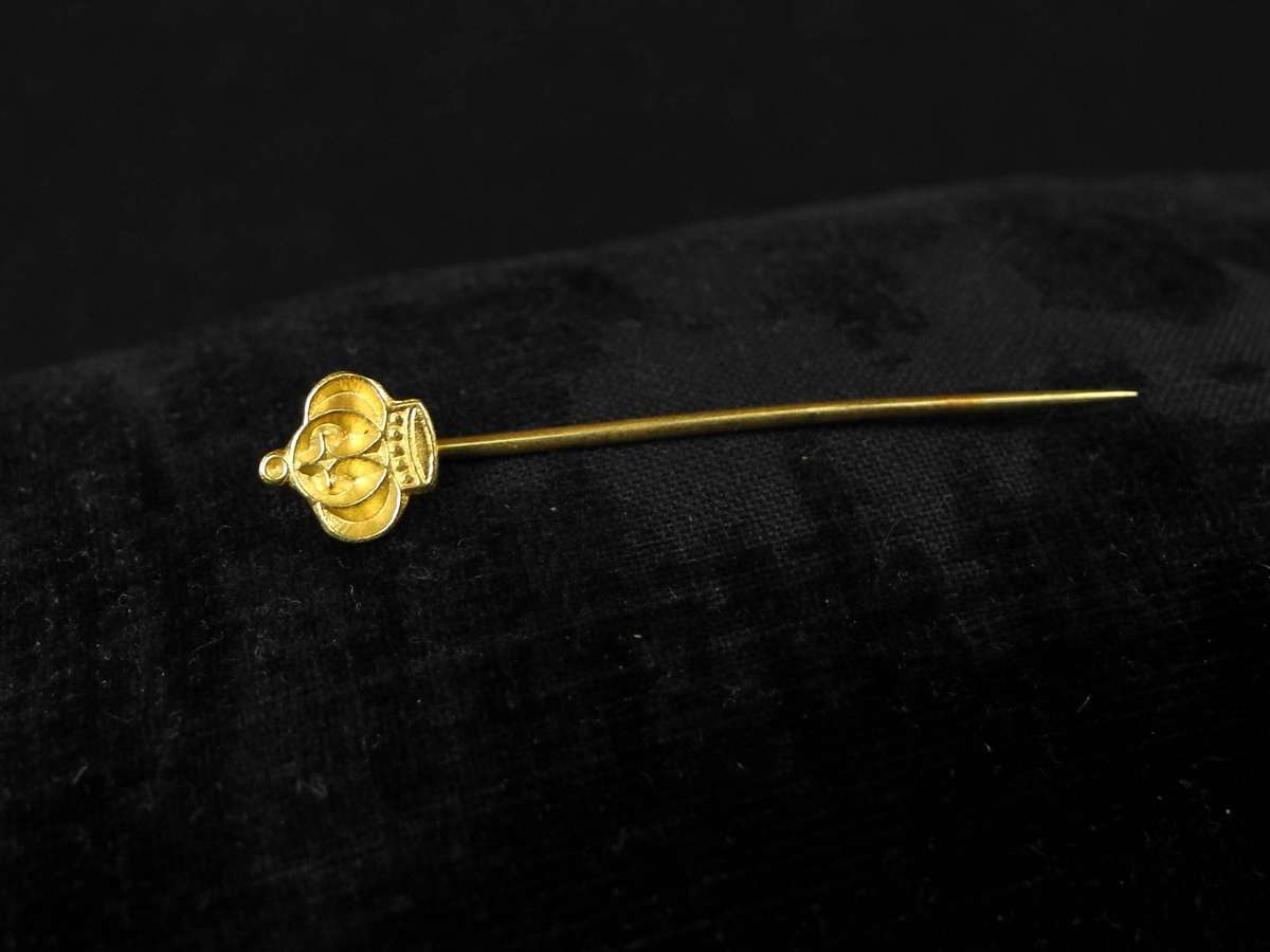 18ct Gold Regal Crown Stick Pin (1.3g)