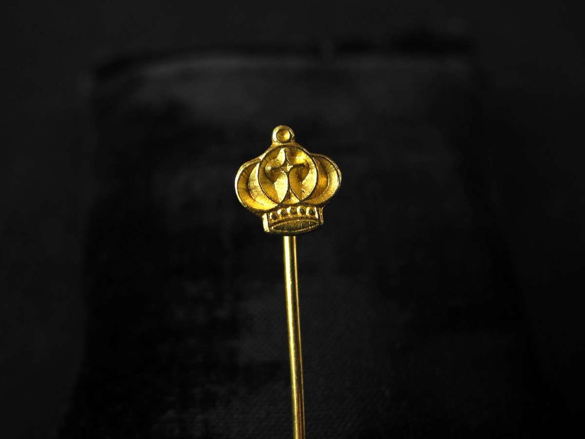 18ct Gold Regal Crown Stick Pin (1.3g)