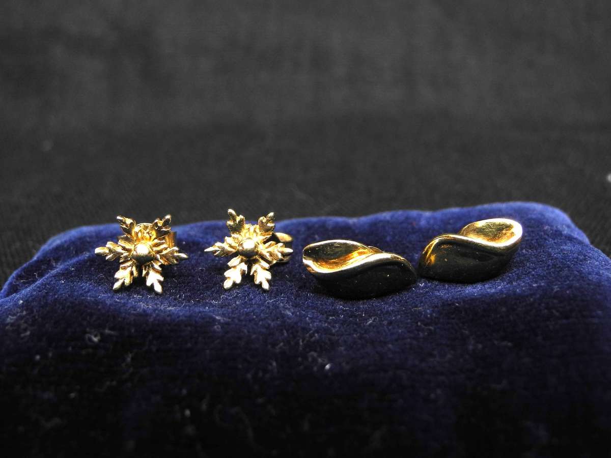 Vintage 9ct Gold Stud Earrings - Snowflakes & Waves (2.6g)
