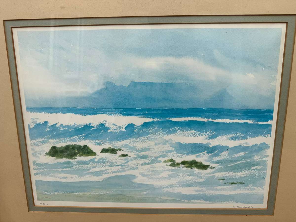 Beautiful Table Mountain frame across ocean