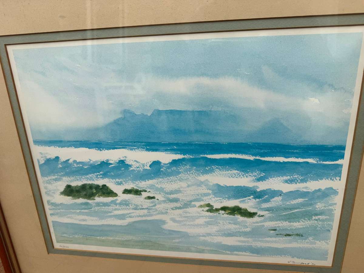 Beautiful Table Mountain frame across ocean