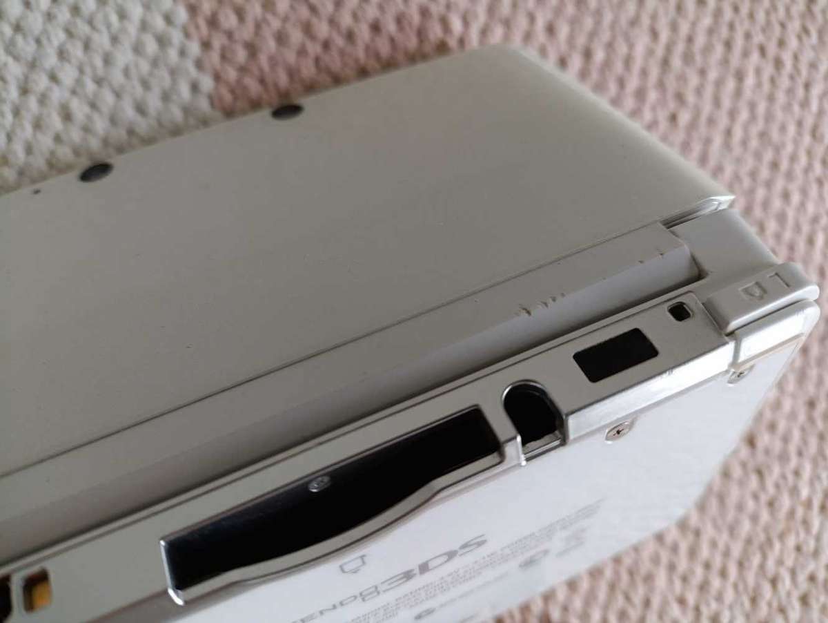 Nintendo 3DS Console Eur Region +Charger  as is