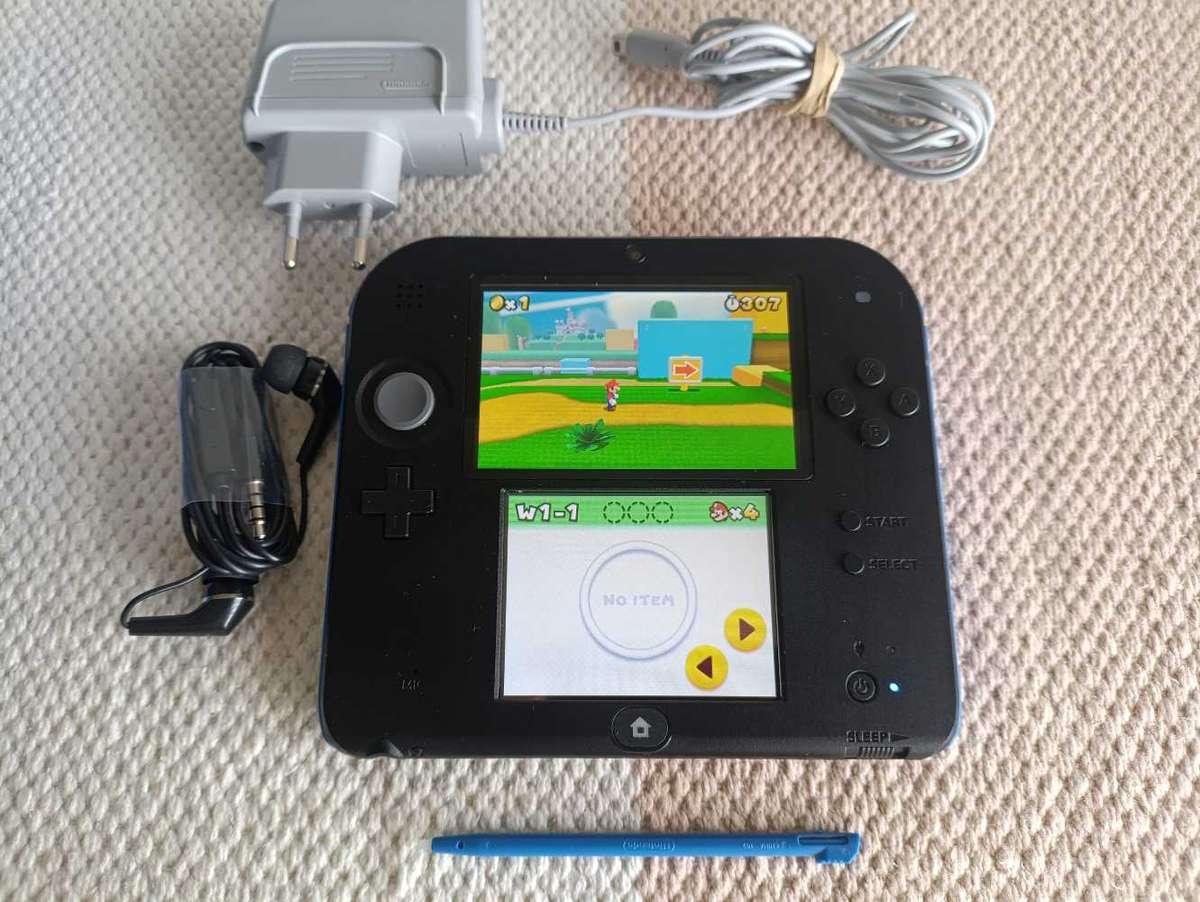 Nintendo 2DS console +Box + Original Stylus