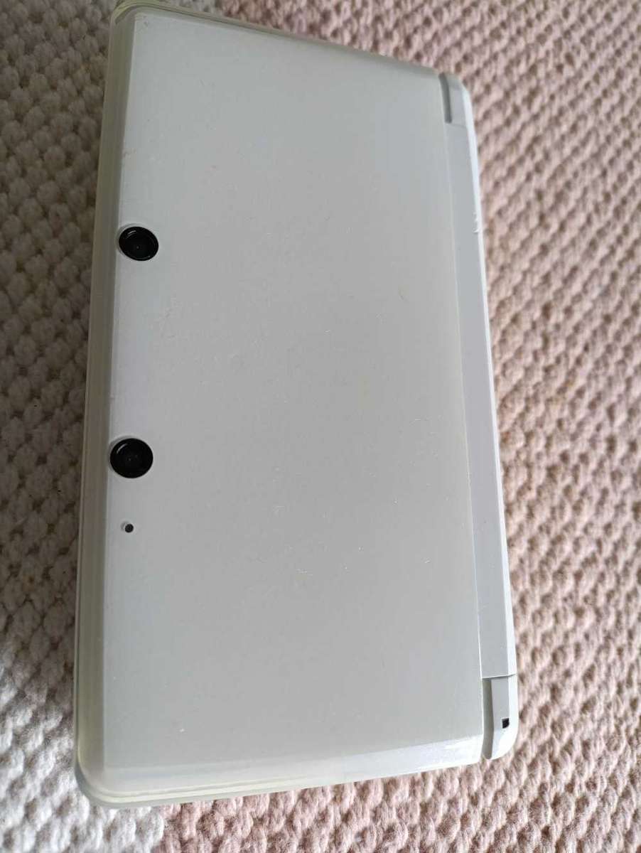 Nintendo 3DS Console Eur Region +Charger  as is