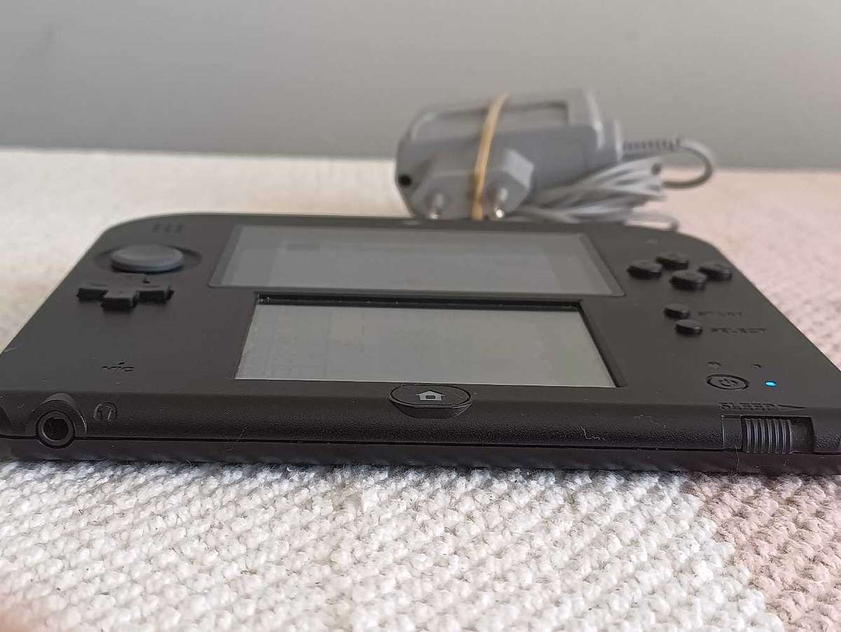 Nintendo 2DS Console +Game