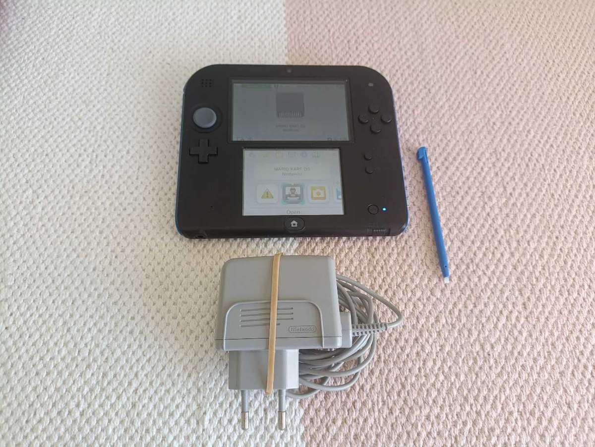 Nintendo 2DS Console +Game