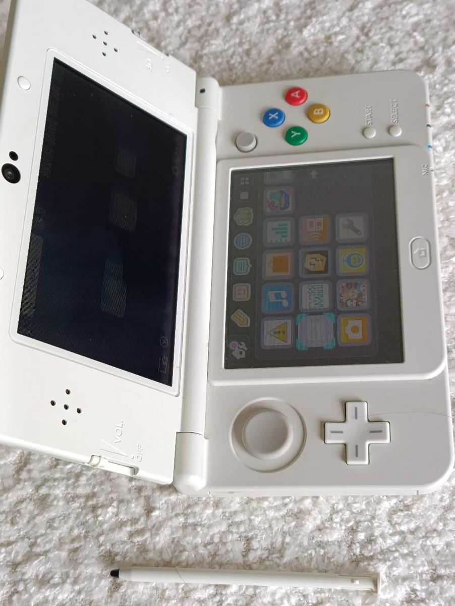 'New' Nintendo 3DS Console With Original Charger