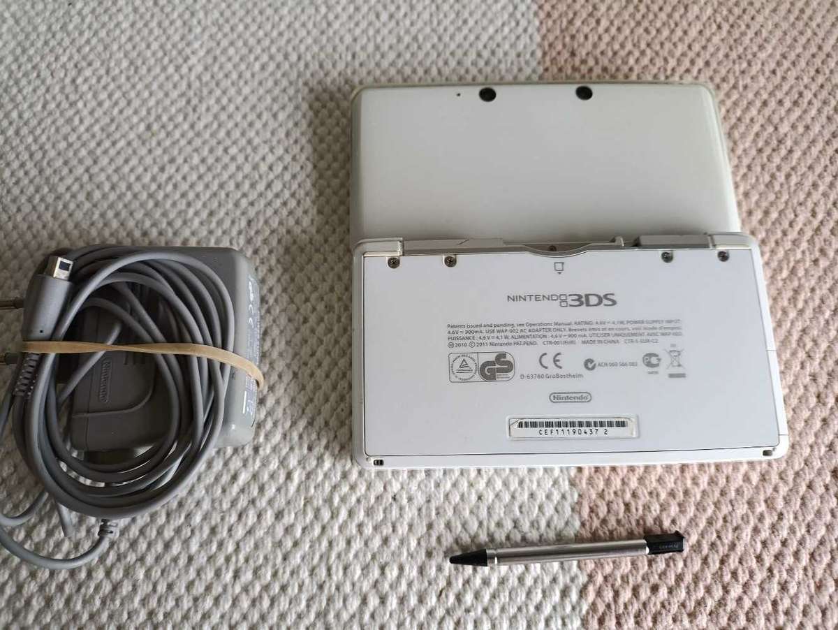 Nintendo 3DS Console Eur Region +Charger  as is