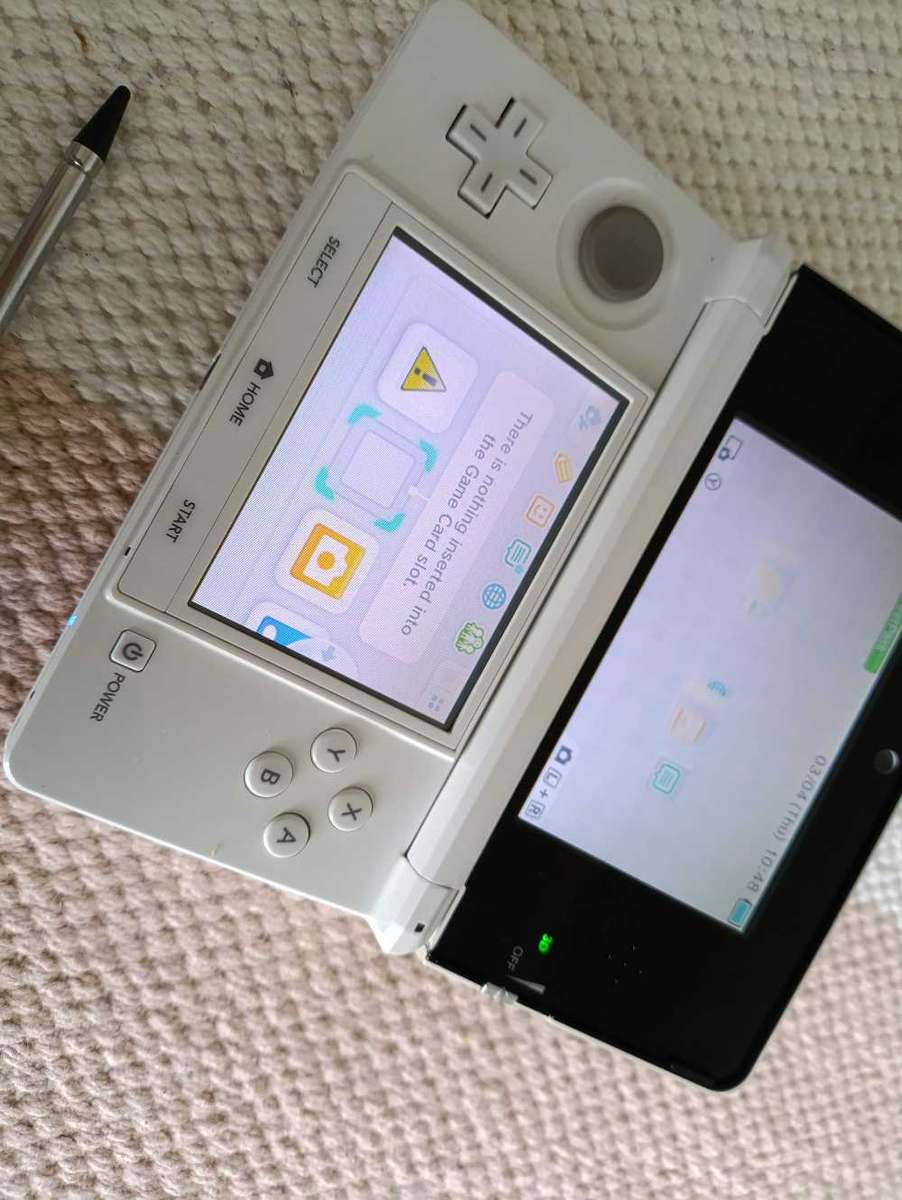 Nintendo 3DS Console Eur Region +Charger  as is