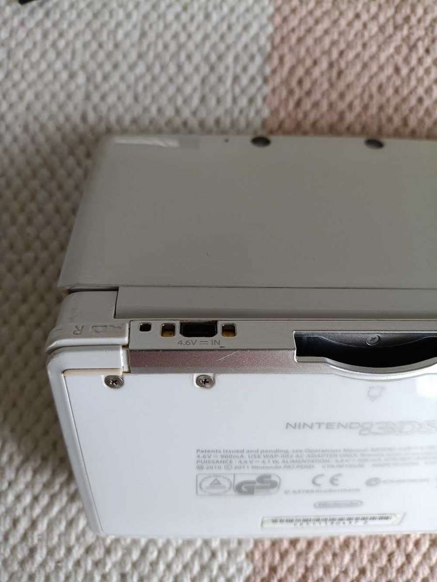 Nintendo 3DS Console Eur Region +Charger  as is