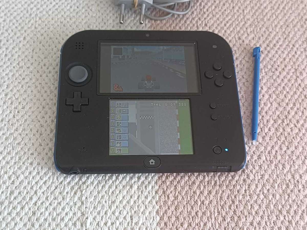 Nintendo 2DS Console +Game