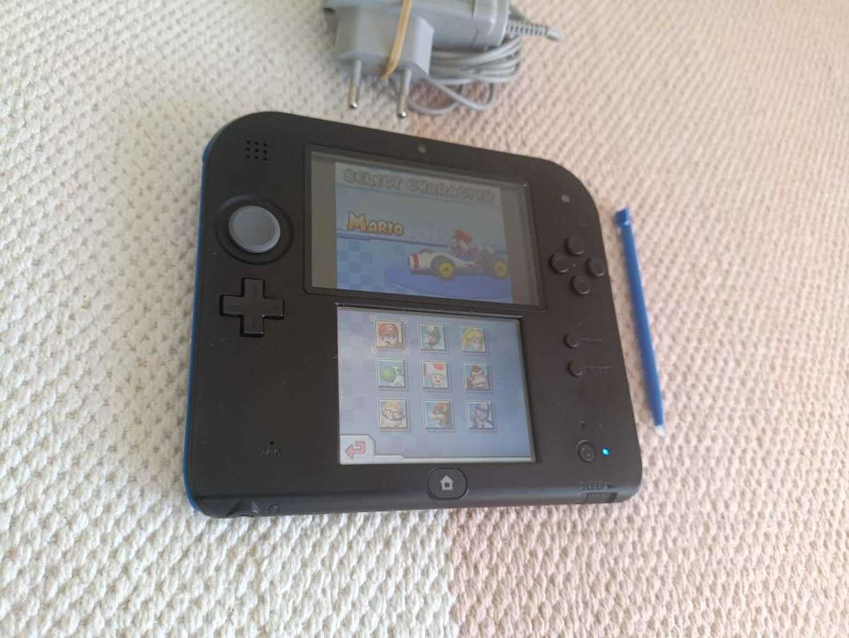 Nintendo 2DS Console +Game