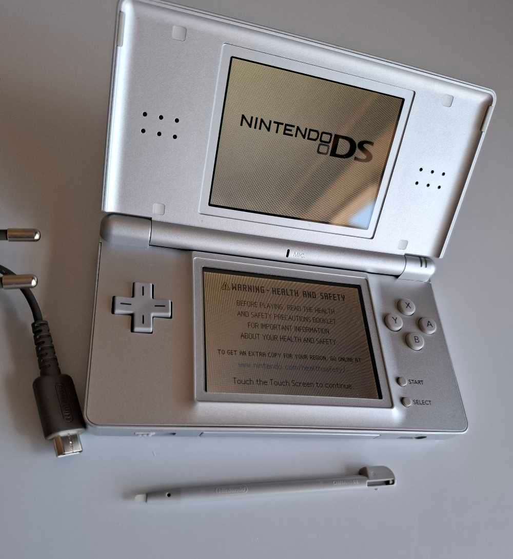 Nintendo Ds Lite Silver +Original stylus, charger