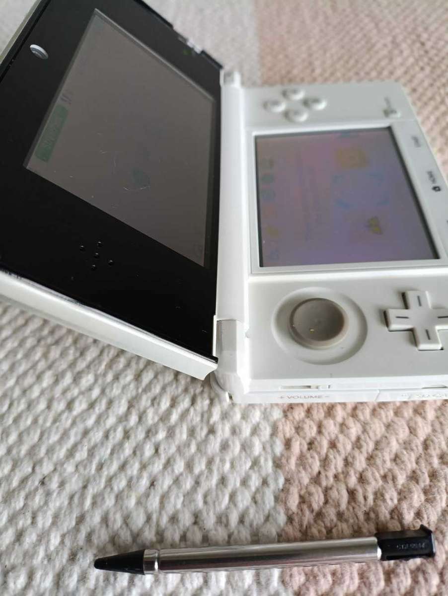 Nintendo 3DS Console Eur Region +Charger  as is