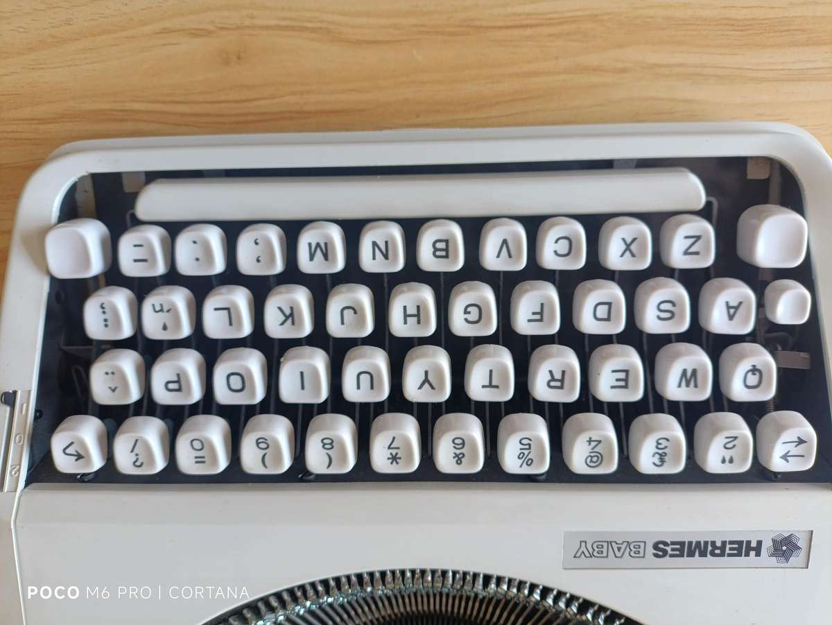 Hermes Baby Qwerty Keyboard Type Writer with Cover