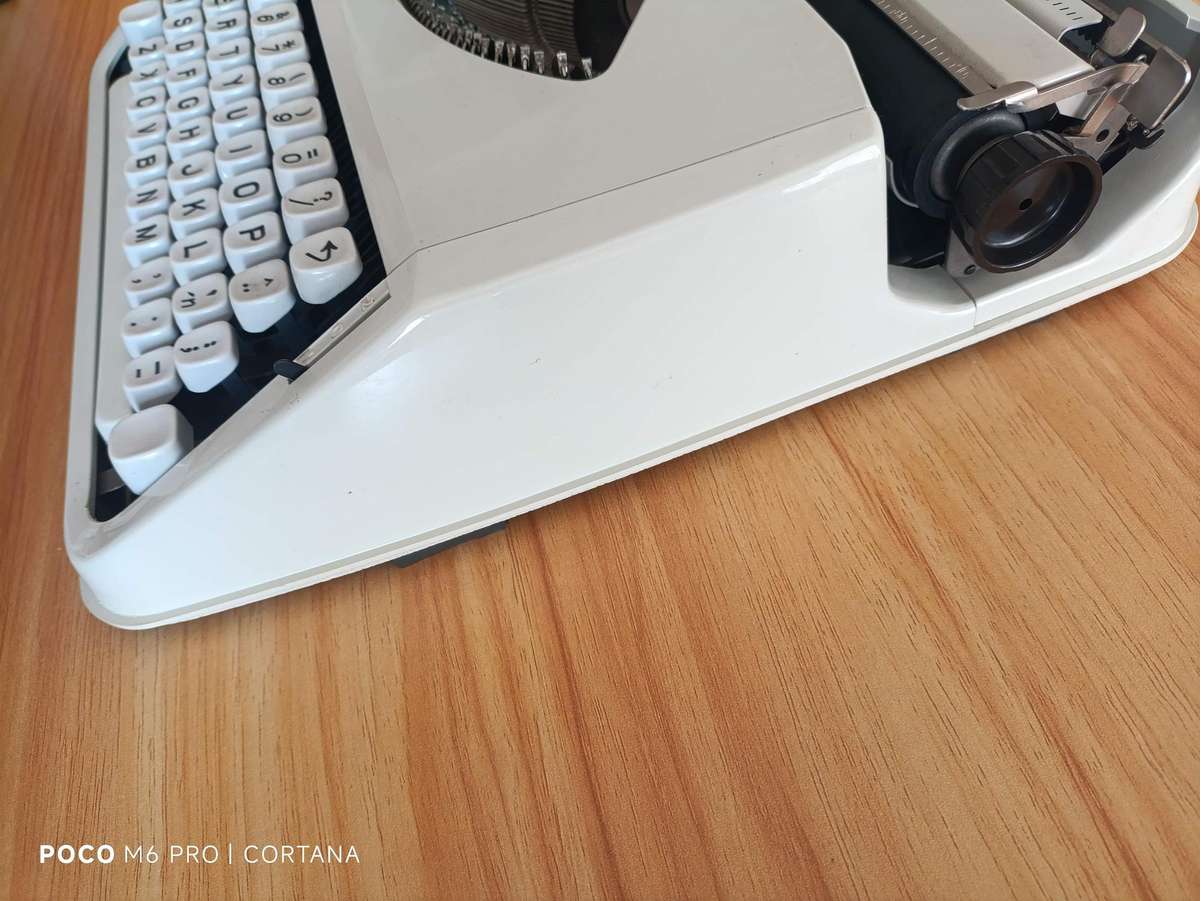 Hermes Baby Qwerty Keyboard Type Writer with Cover