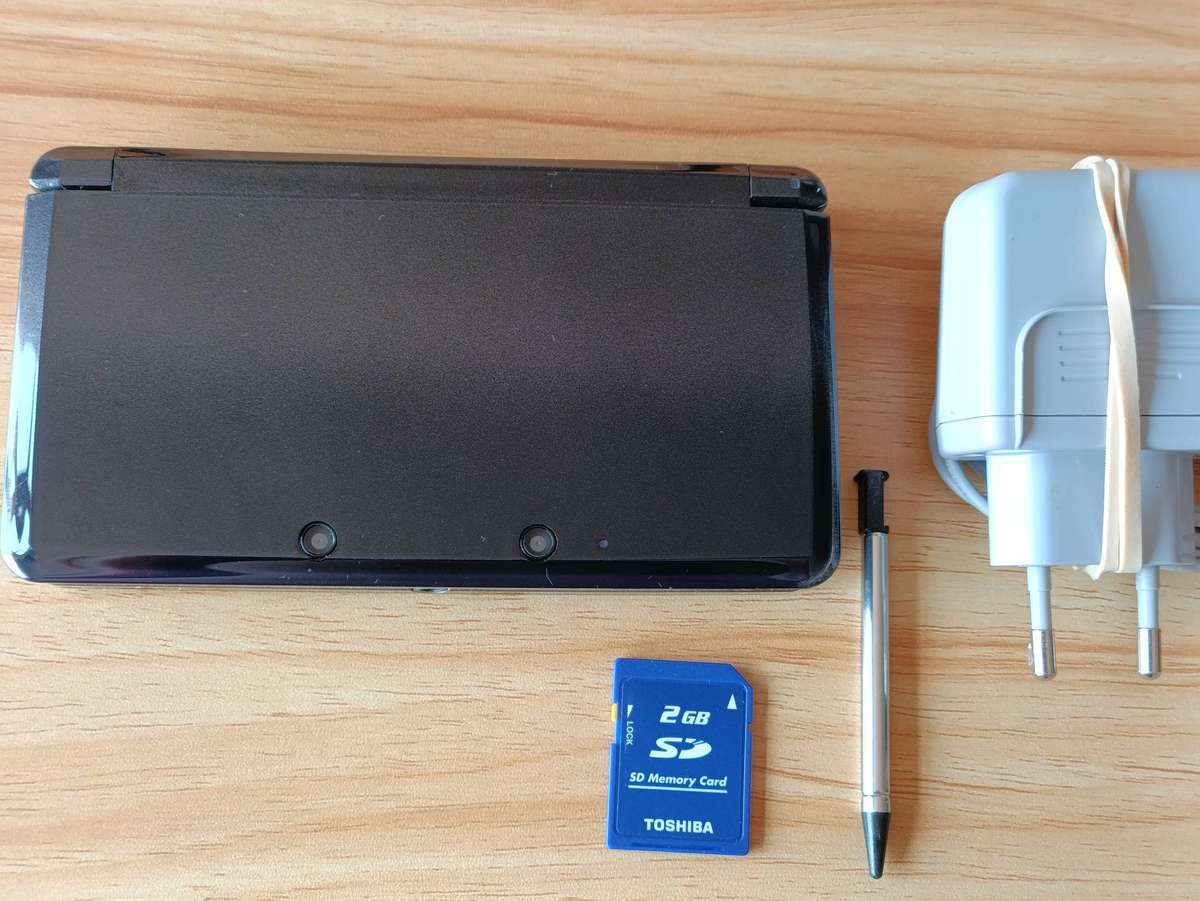 Nintendo 3DS Console + Original Charger and Stylus Euro Region