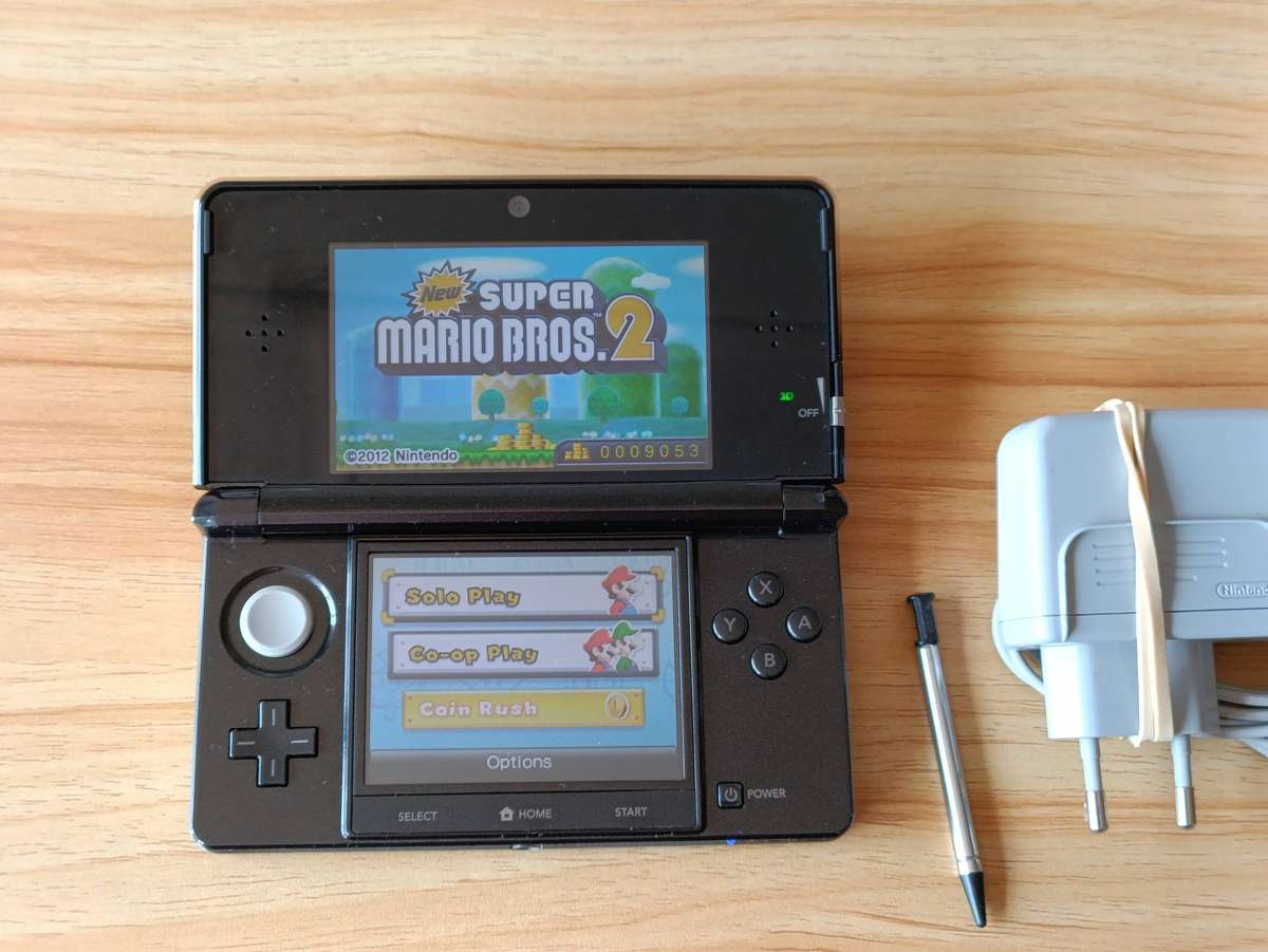 Nintendo 3DS Console + Original Charger and Stylus Euro Region