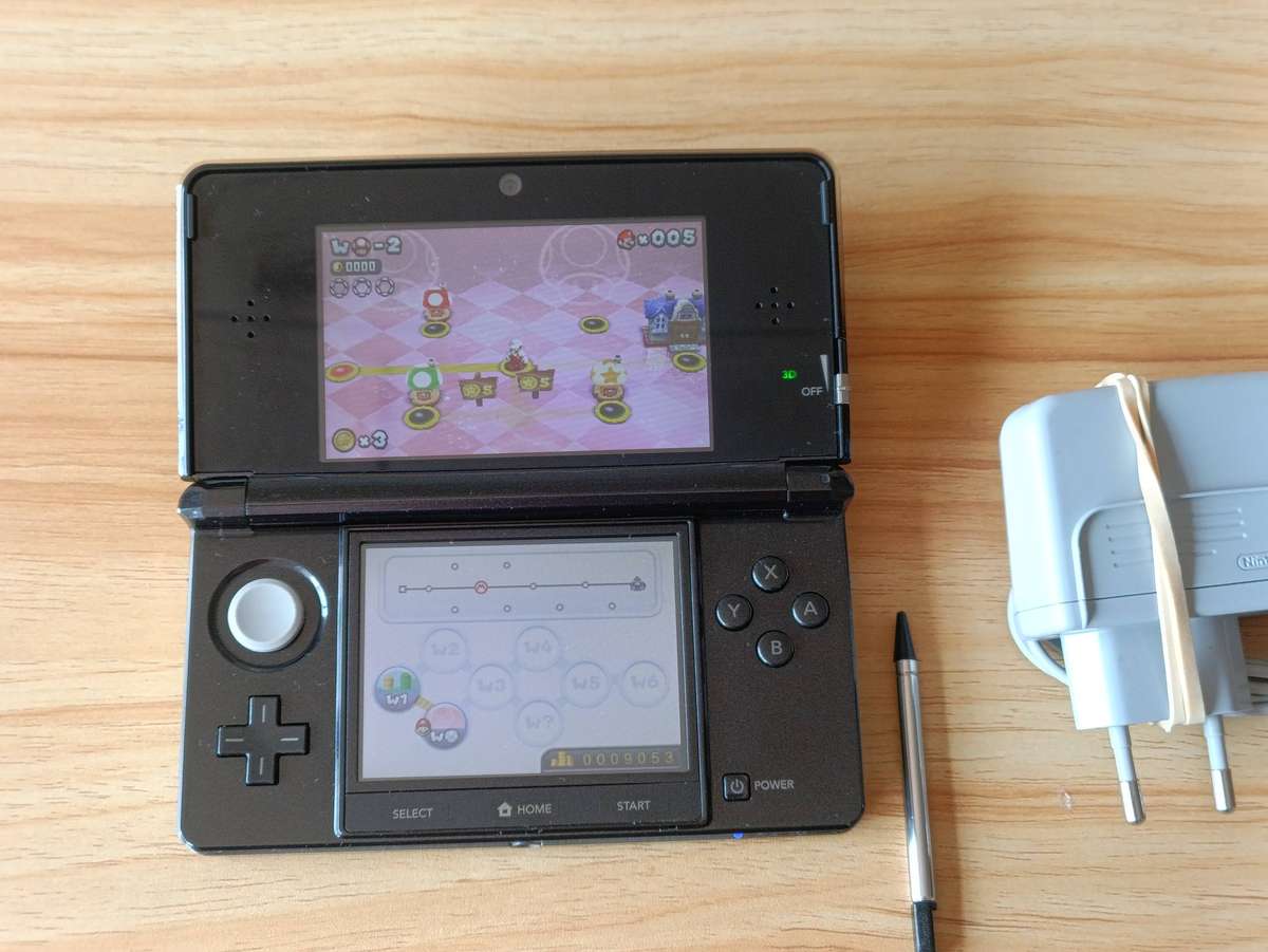 Nintendo 3DS Console + Original Charger and Stylus Euro Region