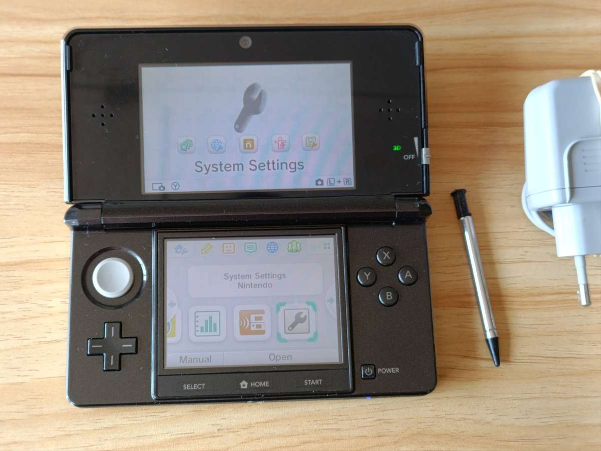 Nintendo 3DS Console + Original Charger and Stylus Euro Region