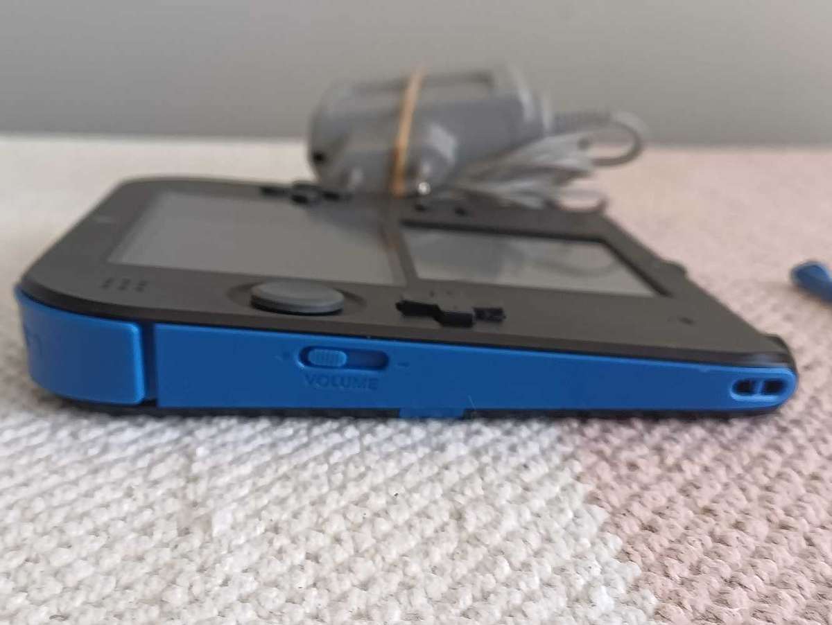 Nintendo 2DS Console +Game