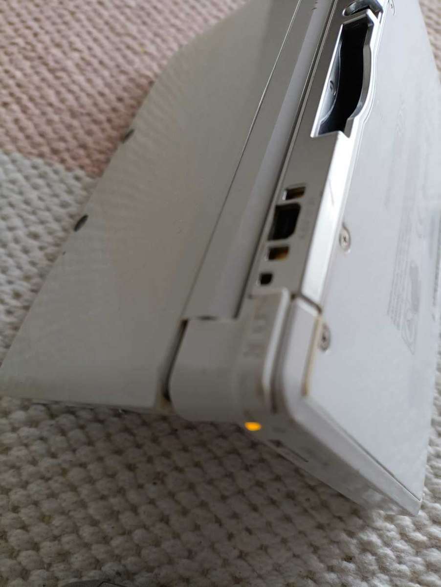 Nintendo 3DS Console Eur Region +Charger  as is