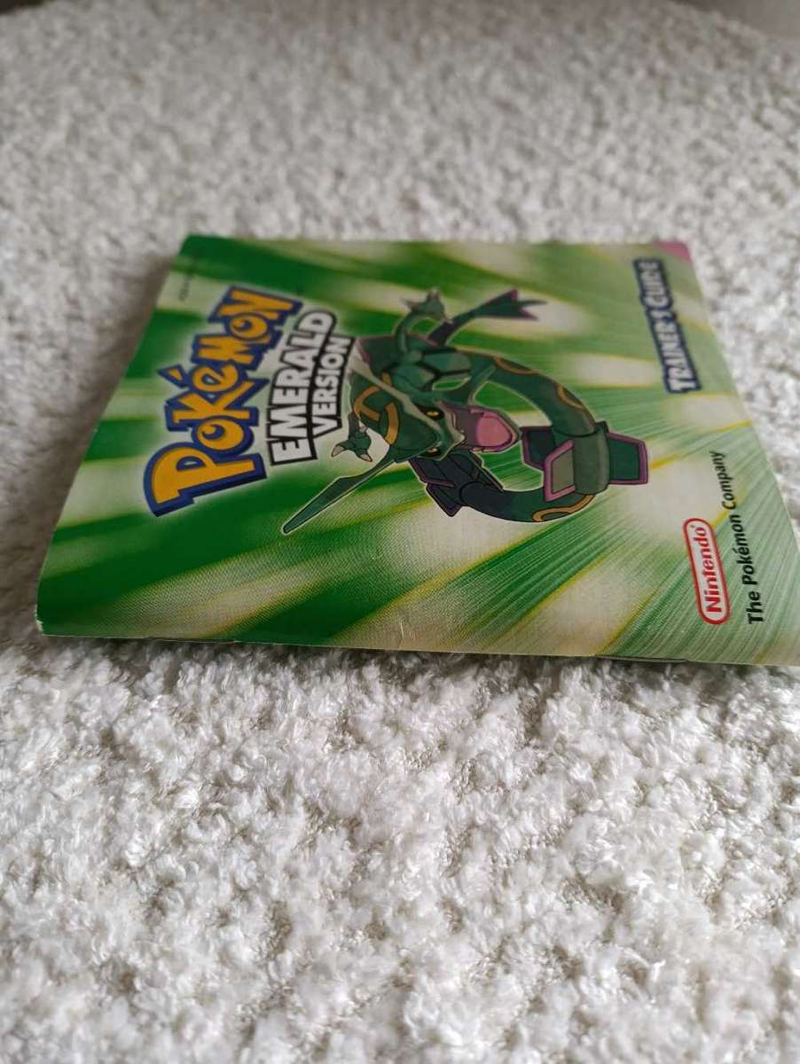 Pokémon Emerald Version Trainers Guide /Manual Gameboy