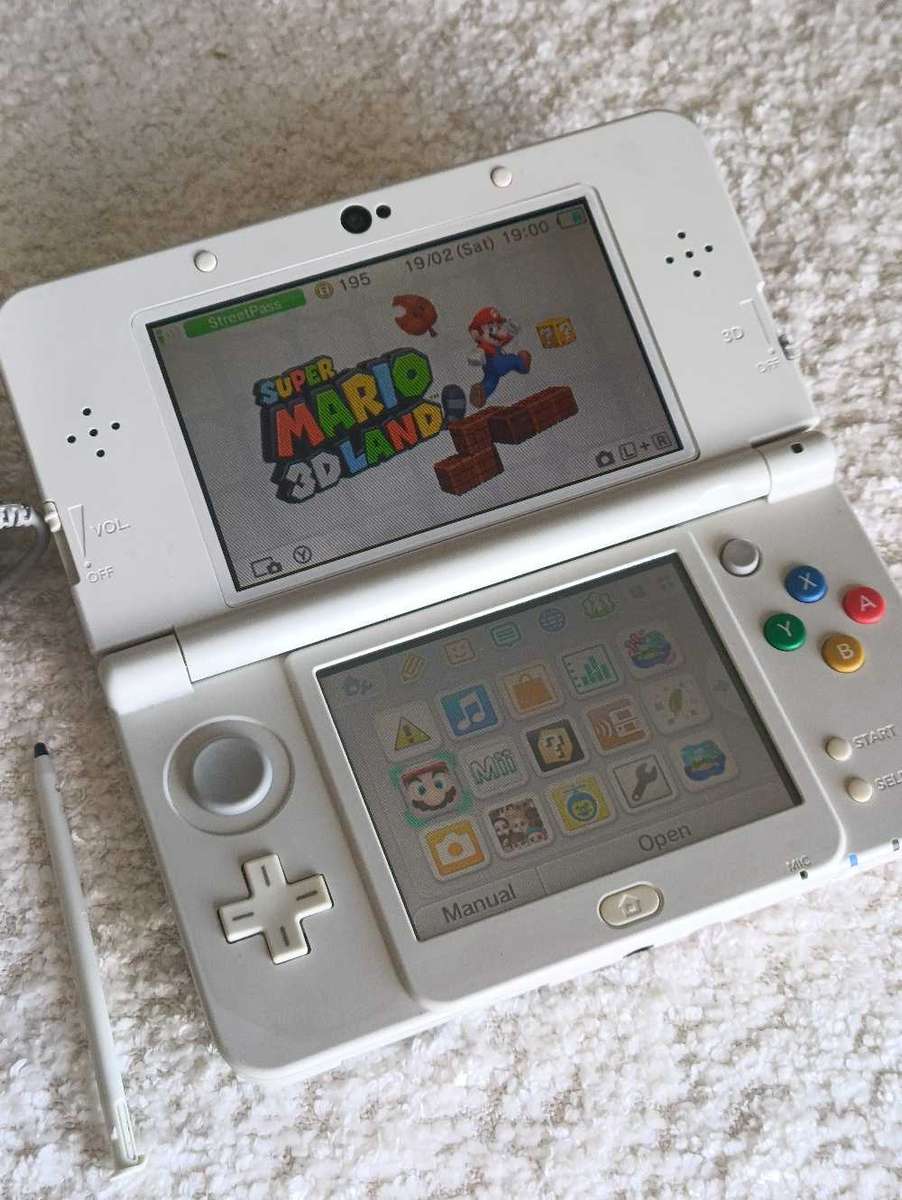 'New' Nintendo 3Ds Console +Original Charger and Stylus