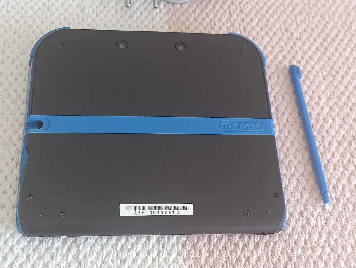 Nintendo 2DS Console +Game