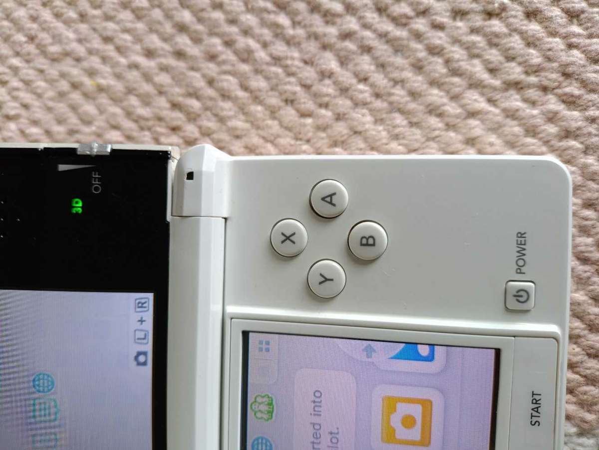 Nintendo 3DS Console Eur Region +Charger  as is