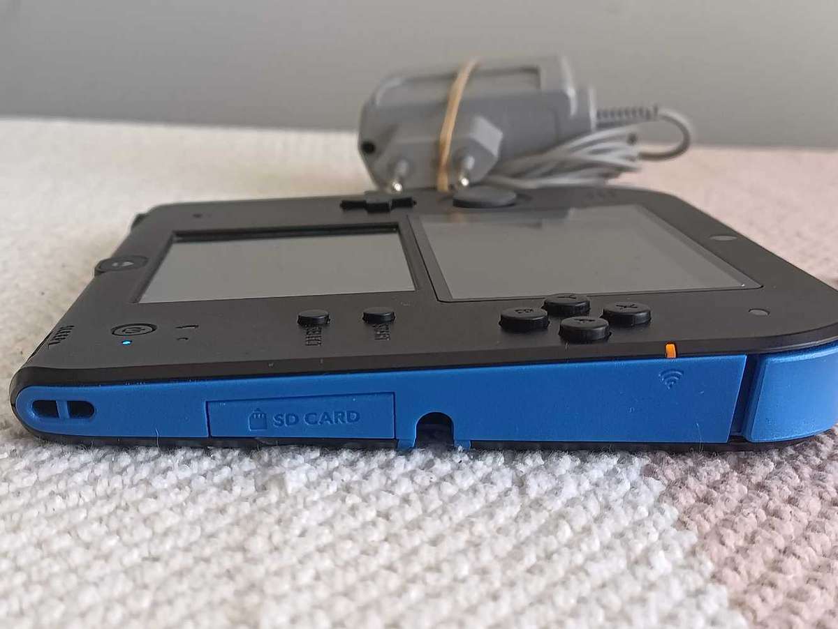 Nintendo 2DS Console +Game