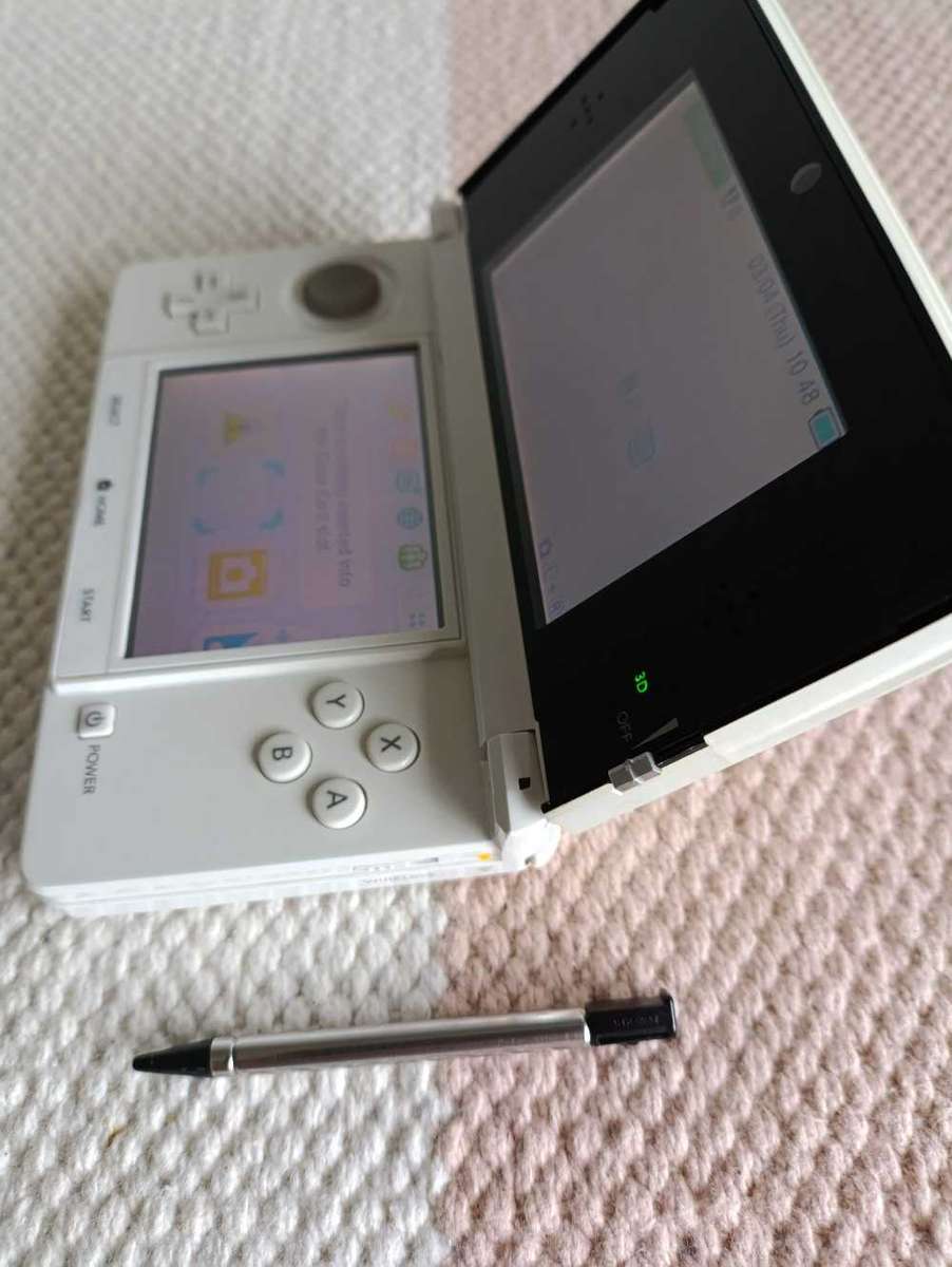 Nintendo 3DS Console Eur Region +Charger  as is