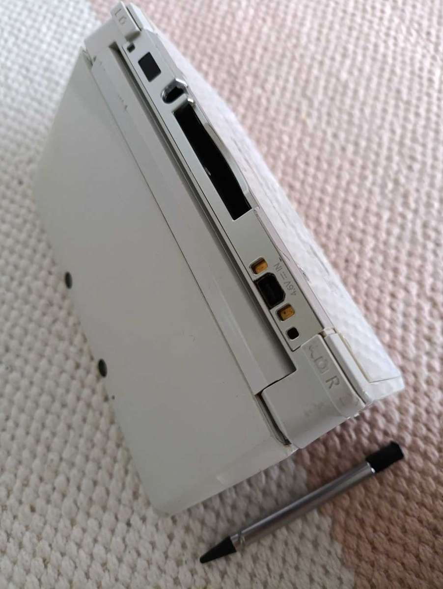 Nintendo 3DS Console Eur Region +Charger  as is