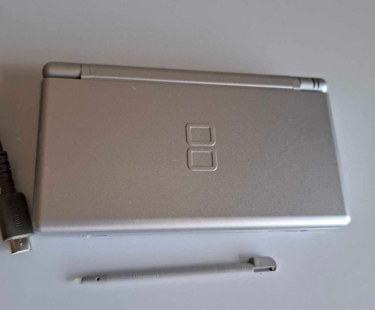 Nintendo Ds Lite Silver +Original stylus, charger