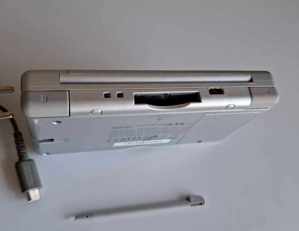 Nintendo Ds Lite Silver +Original stylus, charger