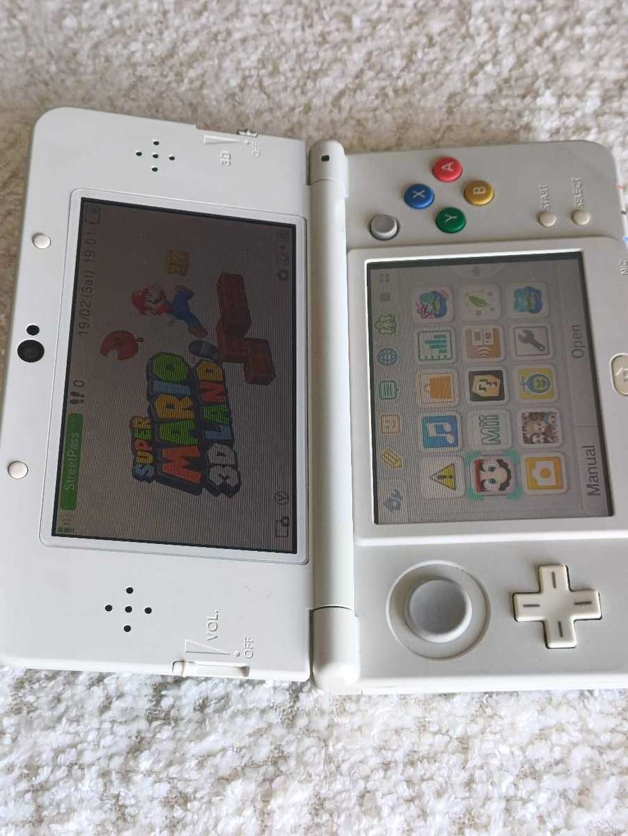 'New' Nintendo 3Ds Console +Original Charger and Stylus