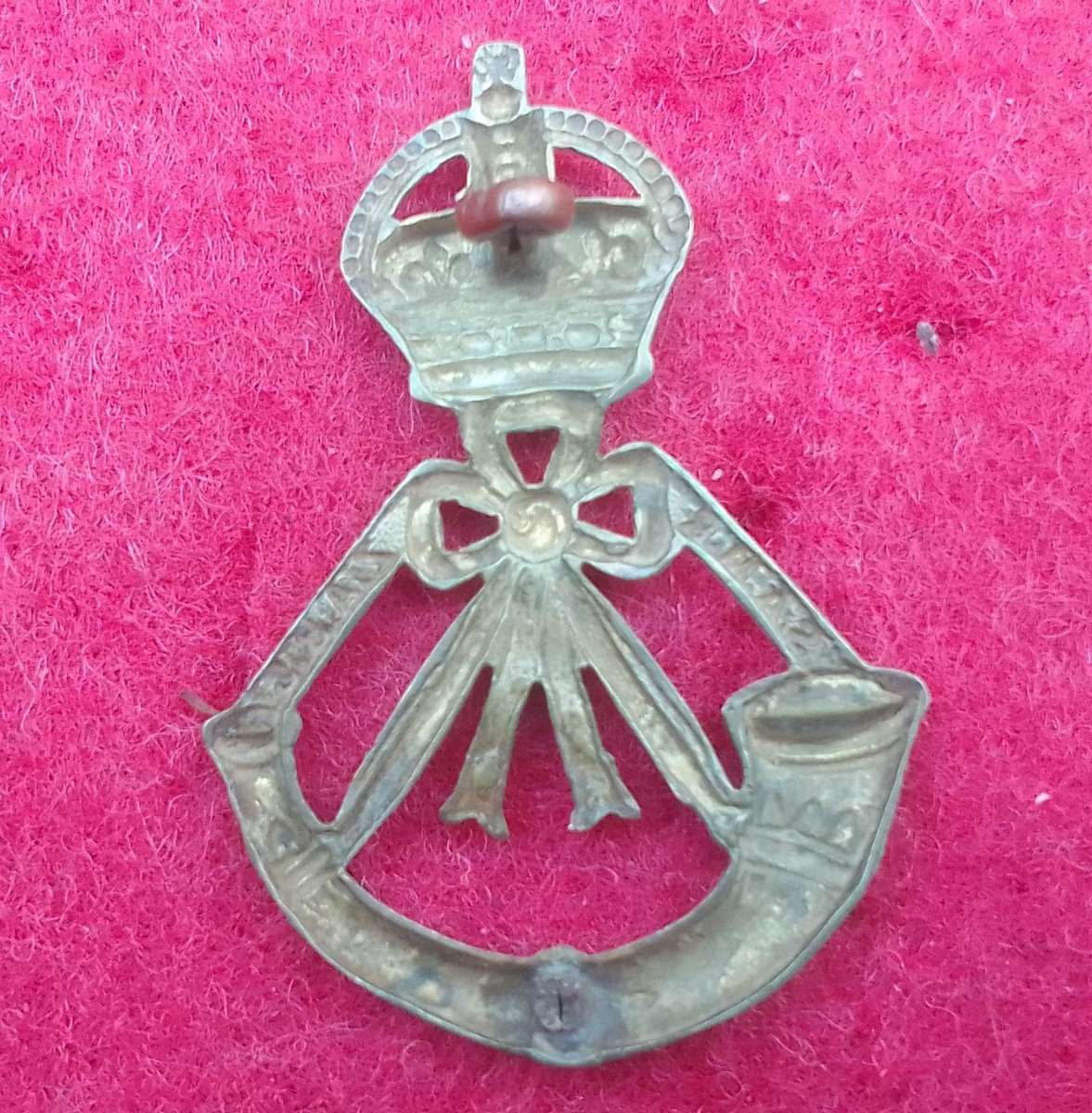 SOUTH AFRICAN MOUNTED RIFLES BRASS CAP BADGE-WORN 1913-1926- ONE LUG