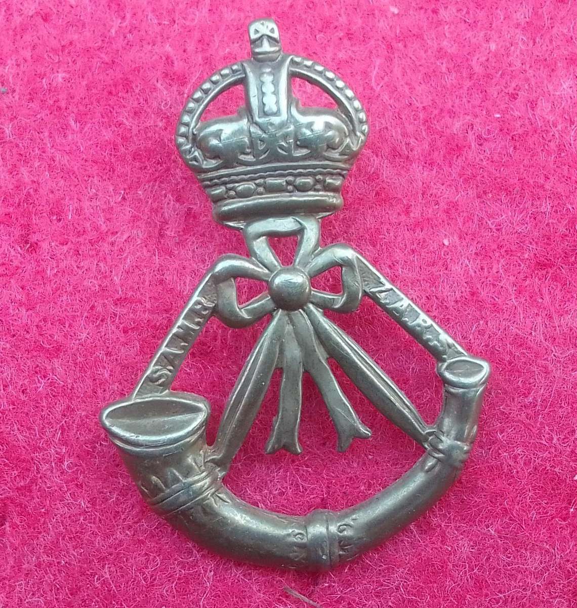 SOUTH AFRICAN MOUNTED RIFLES BRASS CAP BADGE-WORN 1913-1926- ONE LUG