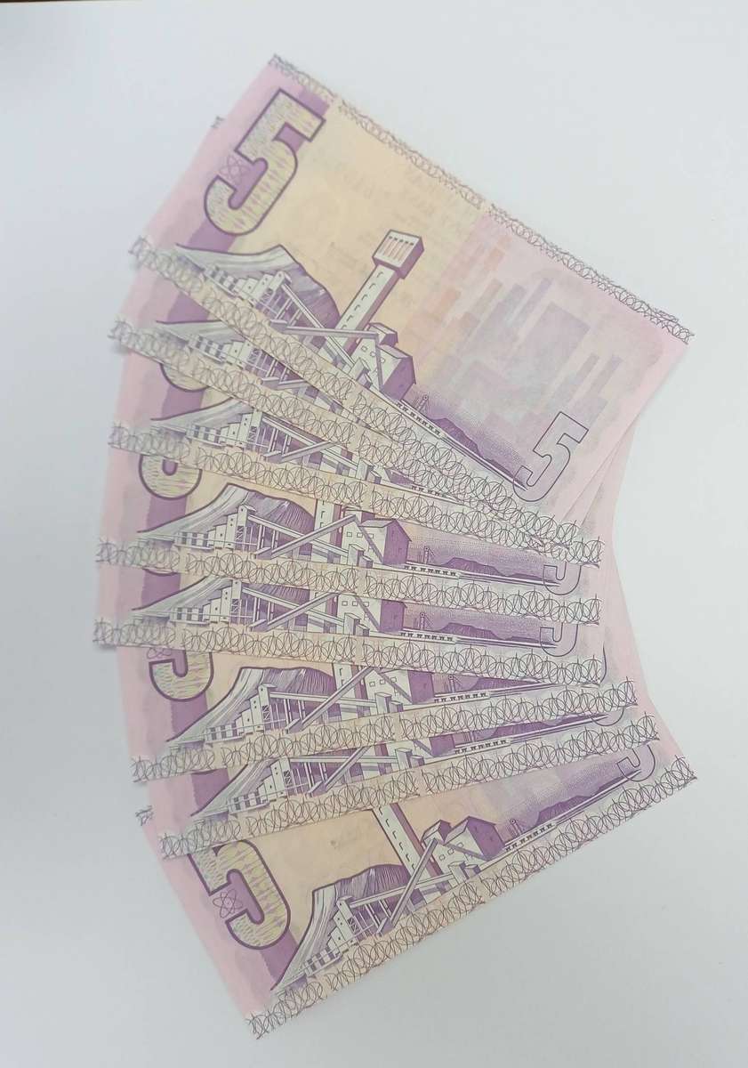 South Africa R5 de Jongh 8 Consecutive Numbered AUNC to UNC Banknotes (Paperclip kink)